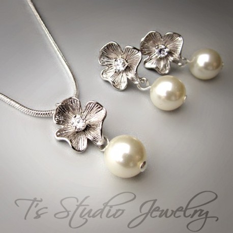 Pearl & Silver Flower Necklace and Earring Set